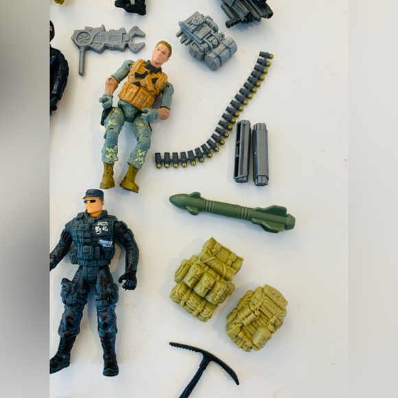 Vintage GI Joe Action Figure Lot w/ Mixed Toy Soldiers & Accessories. - Picture 3 of 10